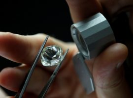 Набсовет АЛРОСА обсудит объединение с крупнейшим огранщиком алмазов